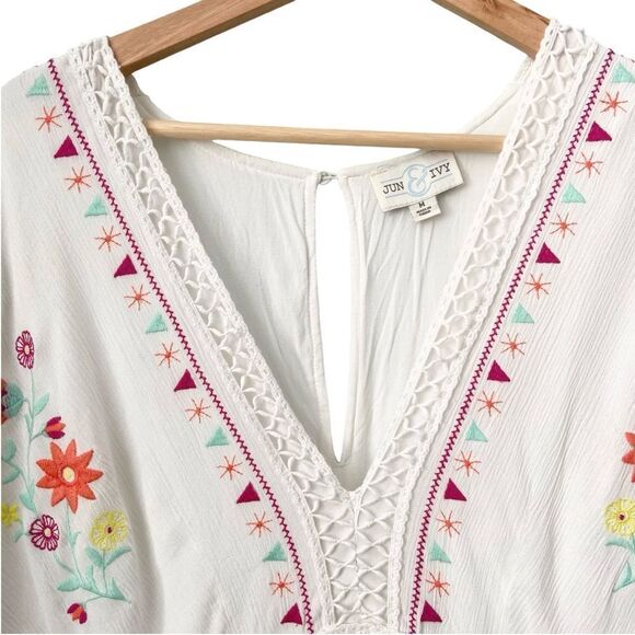 Jun & Ivy White Embroidered Floral V-Neck Short Sleeve Romper in Size Medium - Picture 8 of 16